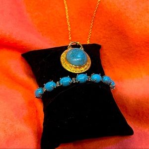 Set of necklace and bracket in blue howlite